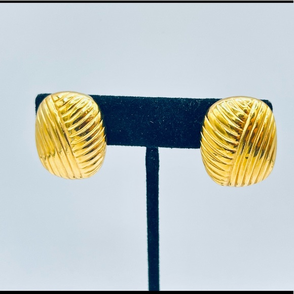 Vintage CHRISTIAN DIOR gold clip on earrings - Picture 10 of 13